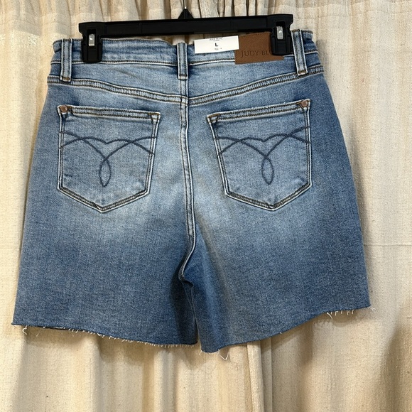 Judy Blue HW jean short. Inseam 5” front rise 10.5”. Listing is for a 3X. 15276 - Picture 5 of 7